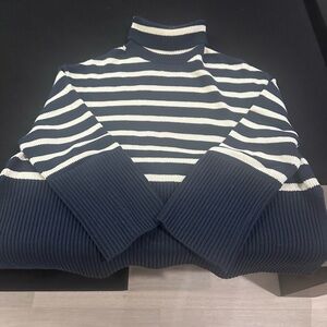 Navy and cream Gap turtleneck sweater with side slits! Size XS like new